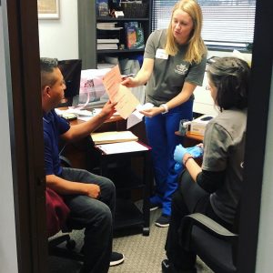 Ventanilla de Salud: Nurse providing consultation and referral.